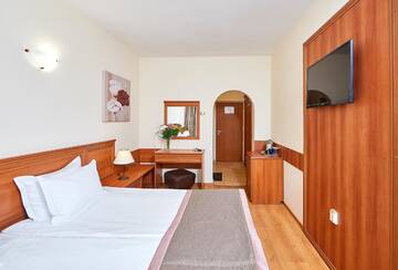 Фото номера Двухместный номер с 2 отдельными кроватями и балконом Отель Hotel Venus г. Солнечный Берег 2