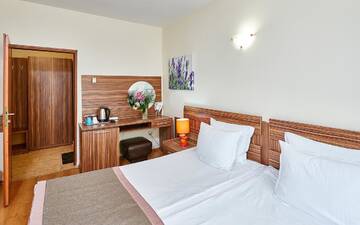 Фото номера Двухместный номер с 2 отдельными кроватями и балконом Отель Hotel Venus г. Солнечный Берег 4