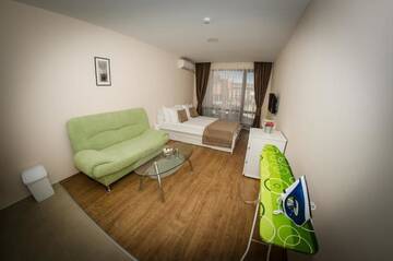 Фото номера Семейный номер с балконом (2 взрослых + 1 ребенок) Курортные отели Premier Fort Beach Resort г. Солнечный Берег 2