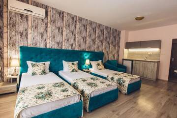 Фото номера Трехместный номер с балконом Отель Avenue Deluxe Hotel г. Солнечный Берег 2