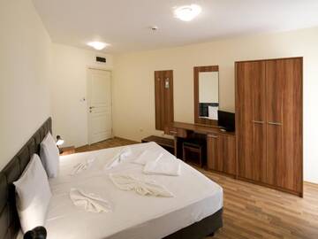 Фото номера Семейный номер с балконом Отель Hotel Golden Ina г. Солнечный Берег 3