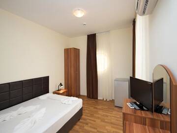 Фото номера Семейный номер с балконом Отель Hotel Golden Ina г. Солнечный Берег 6