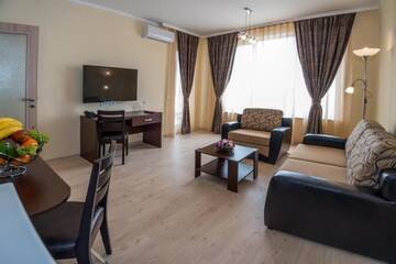 Фото номера Люкс с 1 спальней (для 2 взрослых и 2 детей) Отель Rome Palace Deluxe - All Inclusive г. Солнечный Берег 2