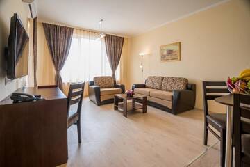 Фото номера Люкс с 1 спальней (для 2 взрослых и 2 детей) Отель Rome Palace Deluxe - All Inclusive г. Солнечный Берег 3