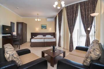 Фото номера Семейный полулюкс (для 2 взрослых и 2 детей) Отель Rome Palace Deluxe - All Inclusive г. Солнечный Берег 2