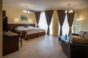 Фото номера Семейный полулюкс (для 2 взрослых и 2 детей) Отель Rome Palace Deluxe - All Inclusive г. Солнечный Берег 3