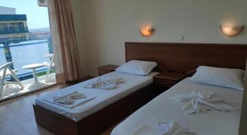 Фото номера Бюджетный двухместный номер с 2 отдельными кроватями Отель Hotel Shipka Beach г. Солнечный Берег 4