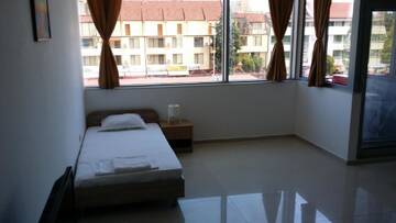 Фото номера Трехместный номер с балконом Отель Coral City г. Солнечный Берег 4