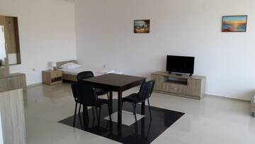 Фото номера Трехместный номер с балконом Отель Coral City г. Солнечный Берег 9
