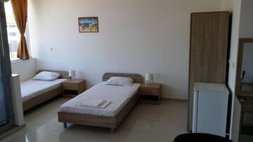 Фото номера Трехместный номер с балконом Отель Coral City г. Солнечный Берег 7