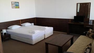 Фото номера Полулюкс с террасой (для 2 взрослых и 1 ребенка) Отель Coral City г. Солнечный Берег 28