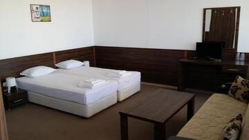 Фото номера Полулюкс с террасой (для 2 взрослых и 1 ребенка) Отель Coral City г. Солнечный Берег 14