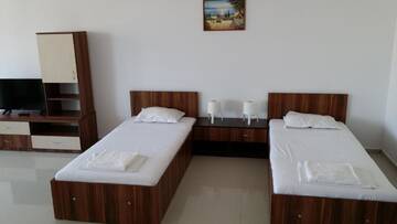 Фото номера Стандартный четырехместный номер Отель Coral City г. Солнечный Берег 7