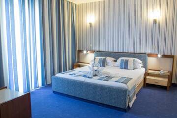 Фото номера Двухместный номер с 1 кроватью и балконом Отель RIU Helios - All Inclusive г. Солнечный Берег 3