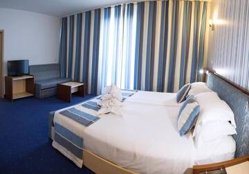 Фото номера Family Room (2 Adults + 2 Children 0-12 years) Отель RIU Helios - All Inclusive г. Солнечный Берег 6