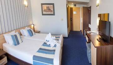 Фото номера Double Room with Balcony (2 Adults + 1 Child 0-12 years) Отель RIU Helios - All Inclusive г. Солнечный Берег 7
