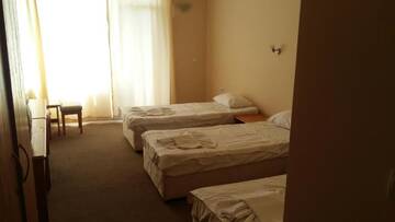 Фото номера Классический трехместный номер Отель Hotel Seasons 2 г. Солнечный Берег 2