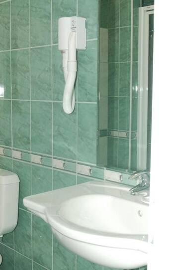 Фото номера Стандартный семейный номер Отель Kiparisite Hotel г. Солнечный Берег 3