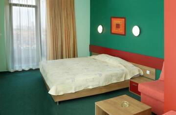 Фото номера Двухместный номер с 2 отдельными кроватями и балконом Отель Kiparisite Hotel г. Солнечный Берег 7