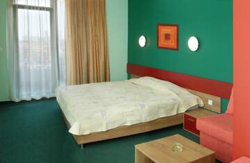 Фото номера Двухместный номер с 2 отдельными кроватями и балконом Отель Kiparisite Hotel г. Солнечный Берег 6