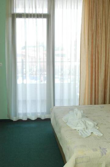Фото номера Стандартный семейный номер Отель Kiparisite Hotel г. Солнечный Берег 7
