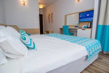 Фото номера Двухместный номер с балконом (для 2 взрослых) Курортные отели Nevis Resort &amp; Aqua Park - All Inclusive г. Солнечный Берег 5