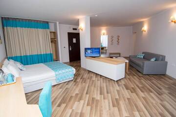 Фото номера Полулюкс с балконом (3 взрослых) Курортные отели Nevis Resort &amp; Aqua Park - All Inclusive г. Солнечный Берег 2