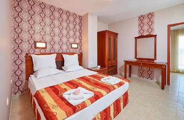 Фото номера Апартаменты с 2 спальнями Отель Karolina Hotel г. Солнечный Берег 2