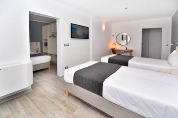 Фото номера Семейный суперлюкс (на 2 взрослых + 2 детей) Отель iHotel Sunny Beach г. Солнечный Берег 2