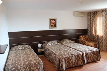 Фото номера Трехместный номер с балконом Отель Hotel Zora г. Солнечный Берег 6