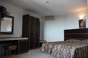 Фото номера Двухместный номер с 1 кроватью и балконом Отель Hotel Zora г. Солнечный Берег 10