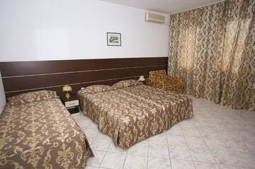 Фото номера Трехместный номер с балконом Отель Hotel Zora г. Солнечный Берег 9