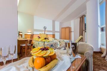 Фото номера Полулюкс с видом на море (для 2 взрослых и 2 детей) Отель Fiesta M Hotel - All Inclusive г. Солнечный Берег 3