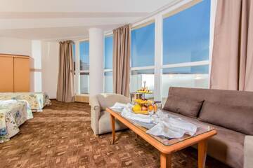 Фото номера Полулюкс с видом на море (для 2 взрослых и 2 детей) Отель Fiesta M Hotel - All Inclusive г. Солнечный Берег 5