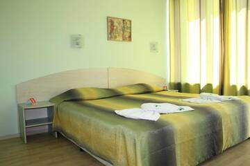 Фото номера Семейный номер с балконом Отель Hotel Boomerang - Sunny Beach г. Солнечный Берег 7