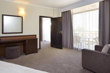 Фото номера Люкс с балконом (для 2 взрослых) Отель Hotel Nobel - Beach Access г. Солнечный Берег 3