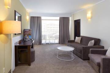 Фото номера Люкс с балконом (для 2 взрослых и 2 детей) Отель Hotel Nobel - Beach Access г. Солнечный Берег 4