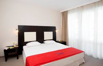 Фото номера Двухместный номер с 1 кроватью и балконом Отель Calypso Hotel - All Incluisve г. Солнечный Берег 2