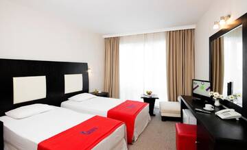 Фото номера Двухместный номер с 1 кроватью и балконом Отель Calypso Hotel - All Incluisve г. Солнечный Берег 3