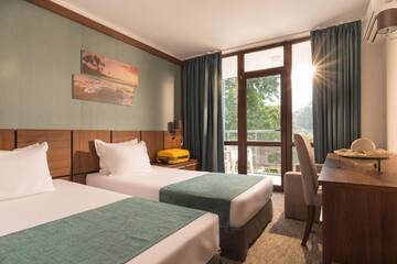 Фото номера Семейный люкс с балконом (для 2 взрослых и 2 детей) Отель Hotel Pomorie Sun г. Солнечный Берег 9