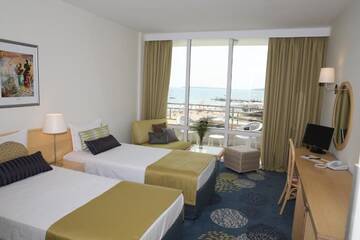 Фото номера Семейный люкс (для 2 взрослых и 2 детей) Отель Hotel Globus г. Солнечный Берег 7