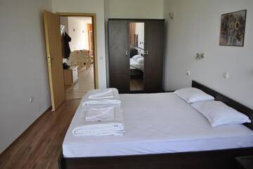 Фото номера Апартаменты с 1 спальней и видом на бассейн Апарт-отели Julia Family Apartments г. Солнечный Берег 13