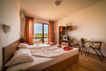 Фото номера Стандартный трехместный номер-студио Отель Step Hotel г. Солнечный Берег 19