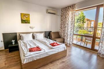 Фото номера Стандартный трехместный номер-студио Отель Step Hotel г. Солнечный Берег 11