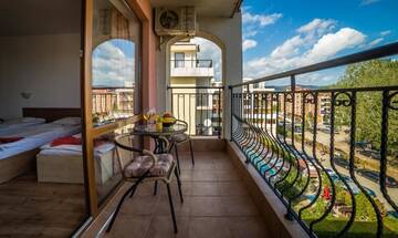 Фото номера Стандартный трехместный номер-студио Отель Step Hotel г. Солнечный Берег 17