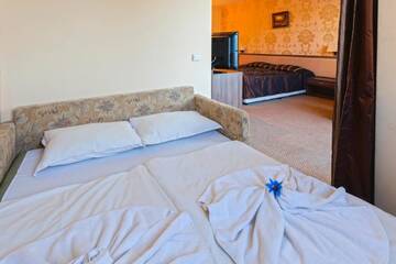 Фото номера Полулюкс (для 2 взрослых и 2 детей) Отель Hotel Forum г. Солнечный Берег 4