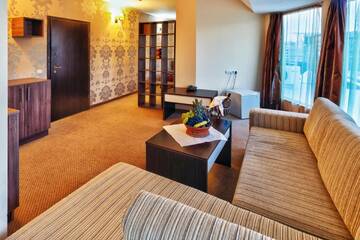 Фото номера Люкс с 2 спальнями (4 взрослых) Отель Hotel Forum г. Солнечный Берег 3