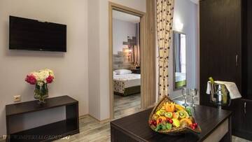 Фото номера Семейный люкс с 2 спальнями (для 4 взрослых) Курортные отели HI Hotels Imperial Resort г. Солнечный Берег 2