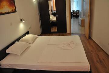 Фото номера Апартаменты с 1 спальней (для 2 взрослых и 1 ребенка) Апарт-отели Sunny Holiday Apartments г. Солнечный Берег 32