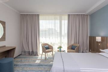 Фото номера Двухместный номер с 1 кроватью, вид на парк Курортные отели Hotel Neptun Beach г. Солнечный Берег 5